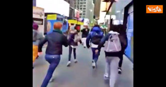 Copertina di Panico a Times Square, le persone fuggono per le strade: è esploso un tombino – Video