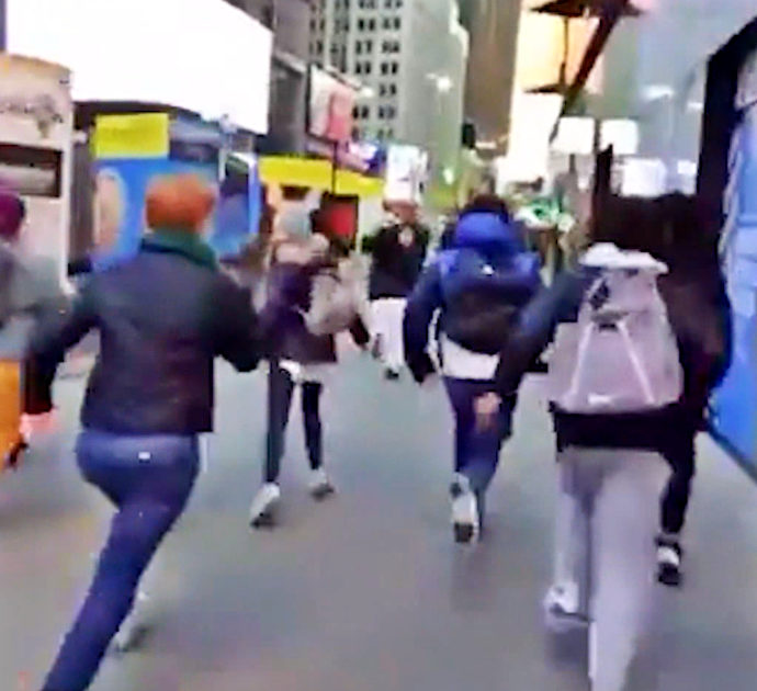 Panico a Times Square, le persone fuggono per le strade: è esploso un tombino – Video