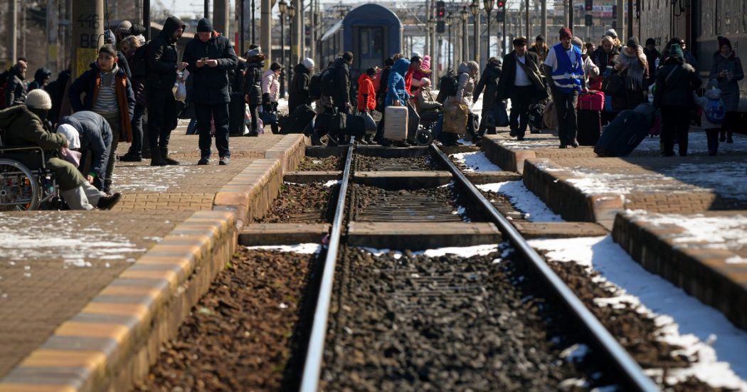 Traffico di esseri umani, così i profughi in fuga dall’Ucraina rischiano di finire nella rete dei trafficanti: “Il pericolo non è solo alle frontiere”