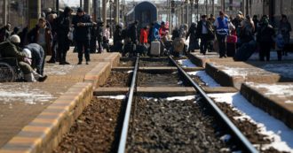 Copertina di Traffico di esseri umani, così i profughi in fuga dall’Ucraina rischiano di finire nella rete dei trafficanti: “Il pericolo non è solo alle frontiere”