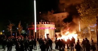 Copertina di Elezioni Francia, a Rennes disordini per le strade dopo i risultati: incendio in centro e arredi urbani danneggiati – Video