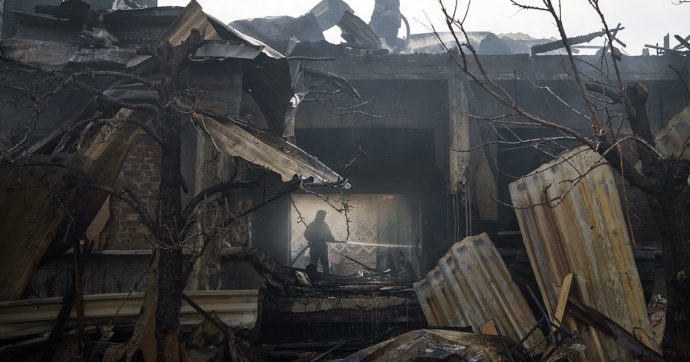 Guerra Russia-Ucraina, la diretta – Mariupol, il porto controllato dai filo-russi. Il sindaco: ‘Oltre 10mila civili morti’. Borrell: ‘Servono più armi che l’embargo su energia’