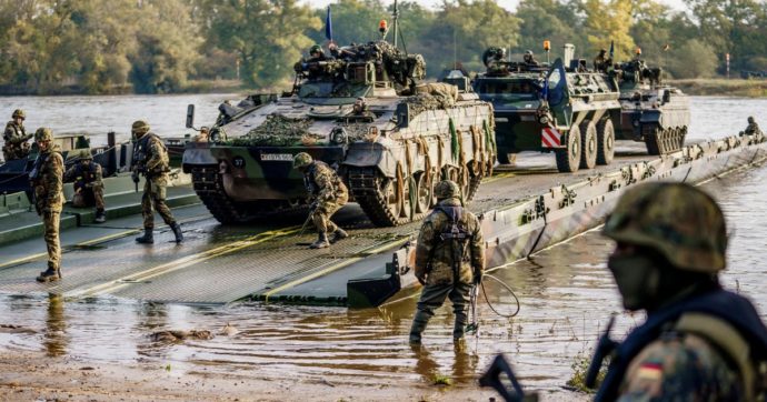 I Verdi vogliono spedire tank a Kiev, Scholz frena