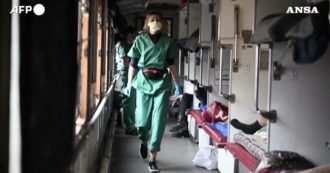Guerra Russia-Ucraina, dentro il treno-ospedale che porta i malati dall’est del Paese verso Leopoli: le immagini