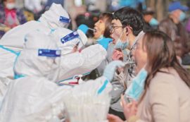 Copertina di Pechino rafforza il controllo sui dati genetici della popolazione: “Motivi di sicurezza”. Comunità scientifica: studi di settore a rischio