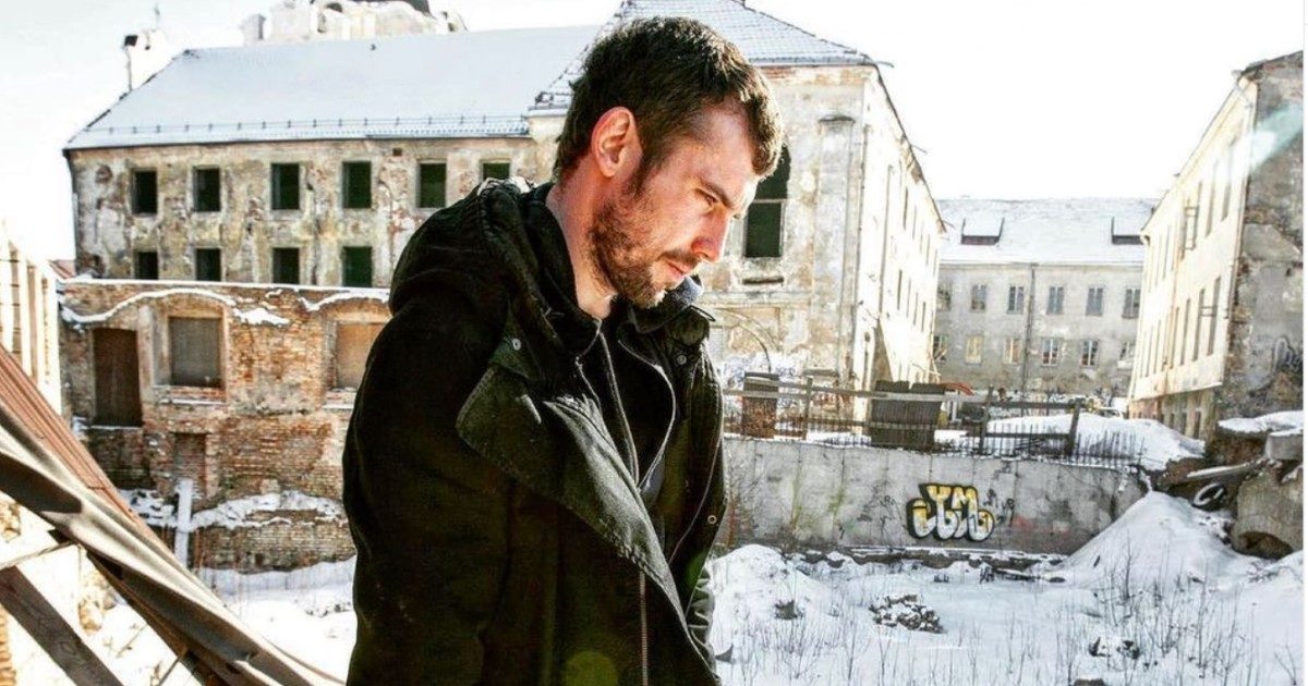 “Ho recuperato il corpo di marito in strada e l’ho portato a casa in auto. Adesso vivo per finire il suo film”: parla la moglie del regista Mantas Kvedaravicius, ucciso in Ucraina