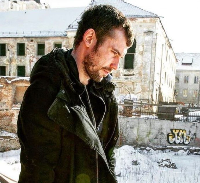 “Ho recuperato il corpo di marito in strada e l’ho portato a casa in auto. Adesso vivo per finire il suo film”: parla la moglie del regista Mantas Kvedaravicius, ucciso in Ucraina