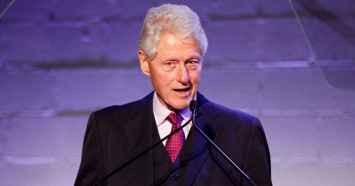 Bill Clinton a Roma si gusta una cacio e pepe con uno special guest: il suo assaggiatore