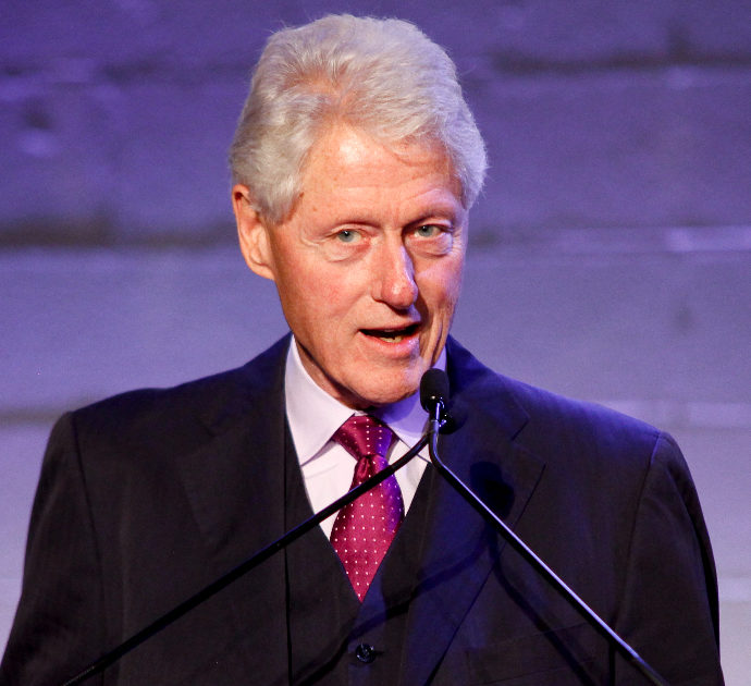 Bill Clinton a Roma si gusta una cacio e pepe con uno special guest: il suo assaggiatore