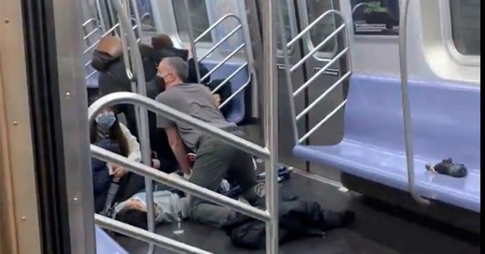 New York, spari in metro: 16 feriti. In fuga l’attentatore
