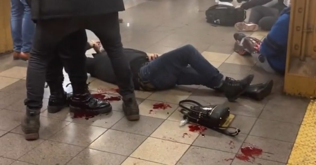 Sparatoria nella metro di New York: almeno 16 feriti. Polizia: “La pistola si è inceppata, trovate armi ad alta capacità”. È caccia all’uomo