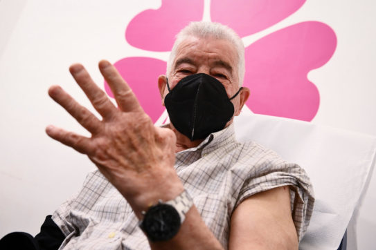 Covid, quarta dose al via per gli over 80. Magrini (Aifa): “Richiamo in autunno con vaccino adattato. Da decidere se per tutti”