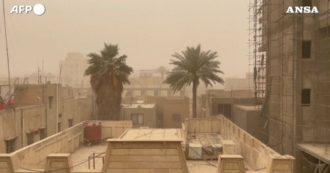 Copertina di Iraq, luce arancione e visibilità ridotta: una tempesta di polvere e sabbia provoca decine di ricoveri – Video