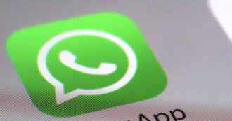 Copertina di WhatsApp down, l’app di messaggistica istantanea non funziona: la segnalazione di migliaia di utenti