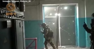 Guerra Russia-Ucraina, continuano i combattimenti nelle zone residenziali di Mariupol: i video diffusi dai ceceni di Kadyrov