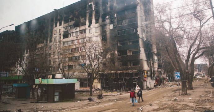 Nella città-martire, tra prigionieri e marce della vittoria