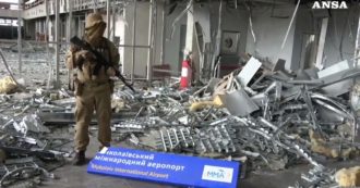 Guerra Russia-Ucraina, tra le macerie dell’aeroporto di Mykolaiv distrutto dai primi bombardamenti – Video