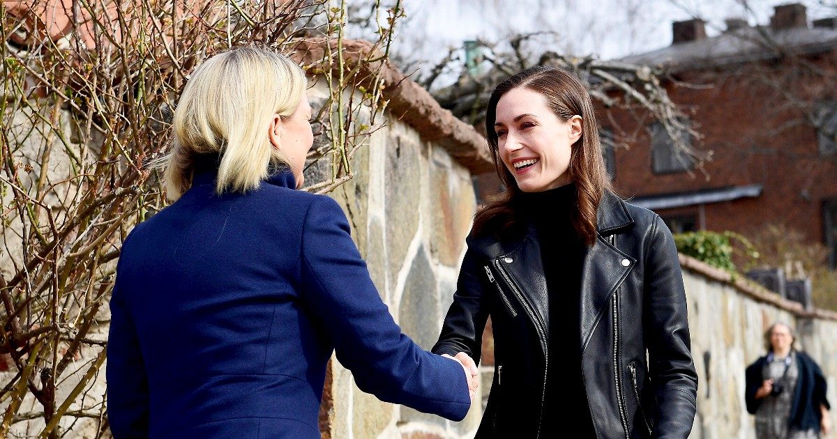 Guerra Russia-Ucraina, la Finlandia spinge per l’adesione alla Nato: “Candidatura sia più rapida possibile”. L’ex premier Katainen: “Mosca reagirà. Ma siamo preparati”