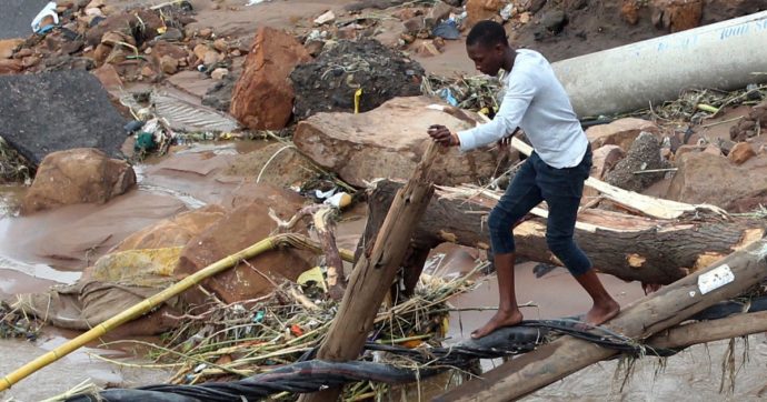 Sudafrica, 306 vittime per le inondazioni. Il presidente Ramaphosa: “Disastro è dovuto al cambiamento climatico”