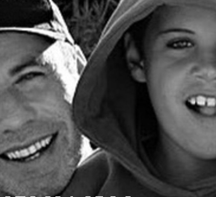 John Travolta ricorda il figlio morto nel 2009: “Ti penso ogni giorno, ti voglio bene”. Avrebbe compiuto 30 anni