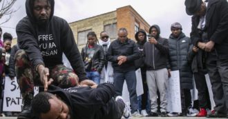 Copertina di Usa, agente di polizia uccide 26enne afroamericano mentre era a terra. La famiglia: “Esecuzione”. Proteste in Michigan