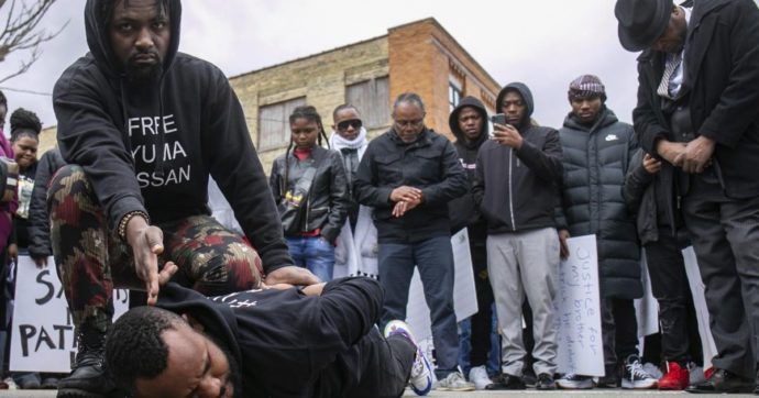 Usa, agente di polizia uccide 26enne afroamericano mentre era a terra. La famiglia: “Esecuzione”. Proteste in Michigan
