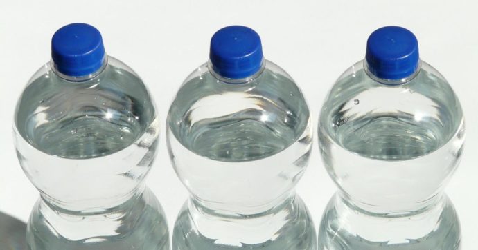 Dalla bottiglia di plastica alla bevanda: così un mix di sostanze pericolose può finire nei liquidi