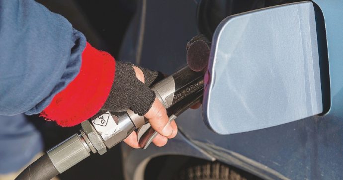 Caro carburanti, non si fermano i rialzi: anche il gasolio supera i 2 euro al litro al self service