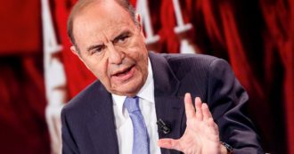 Copertina di Vespa imita Giletti: mette l’elmetto e stasera conduce “live” da Leopoli