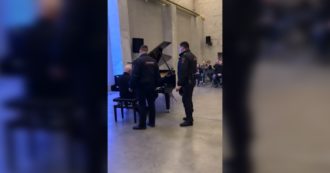 Guerra Russia-Ucraina, concerto per la pace a Mosca con musica di un compositore di Kiev. La polizia lo interrompe: “C’è una bomba” – Video