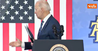 Copertina di Biden termine il discorso dal palco e tende la mano alla sua destra: non c’è nessuno – Video