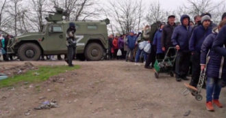 Copertina di Guerra Russia-Ucraina, a Mariupol cittadini e militari di Mosca insieme tra le strade distrutte