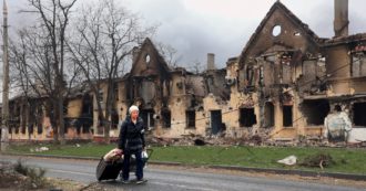 Copertina di Guerra Russia-Ucraina, la diretta – Mosca: “Abbattuto aereo con armi occidentali”. E annuncia l’annientamento delle truppe ucraine a Mariupol. Zelesky: “Se città cade stop ai negoziati”