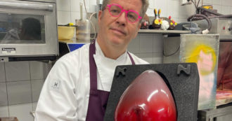 Copertina di Pasqua 2022, Ernst Knam lancia “l’Uovo seduto”: “Potrebbe essere un cuore ma è un sedere”