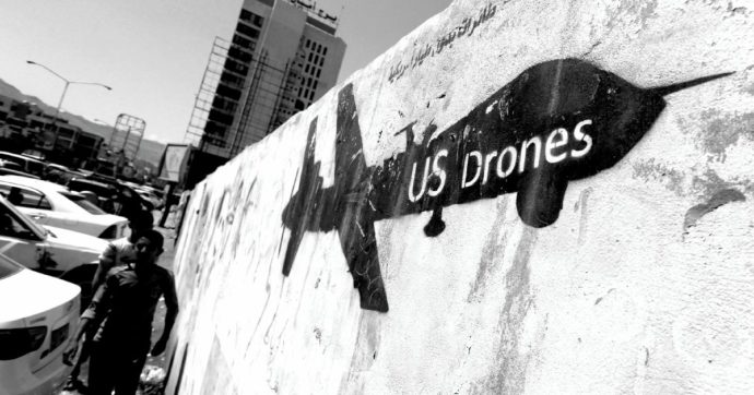 Copertina di I droni, vigliacchi killer da divano