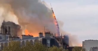 Copertina di Tre anni fa l’incendio di Notre Dame: le immagini del crollo della guglia che hanno tenuto il mondo col fiato sospeso – Video
