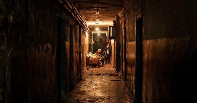 Guerra Russia-Ucraina, diretta – Mosca usa bombardieri su Mariupol. Pentagono: “Nuove armi in arrivo”. Cremlino espelle 18 diplomatici Ue