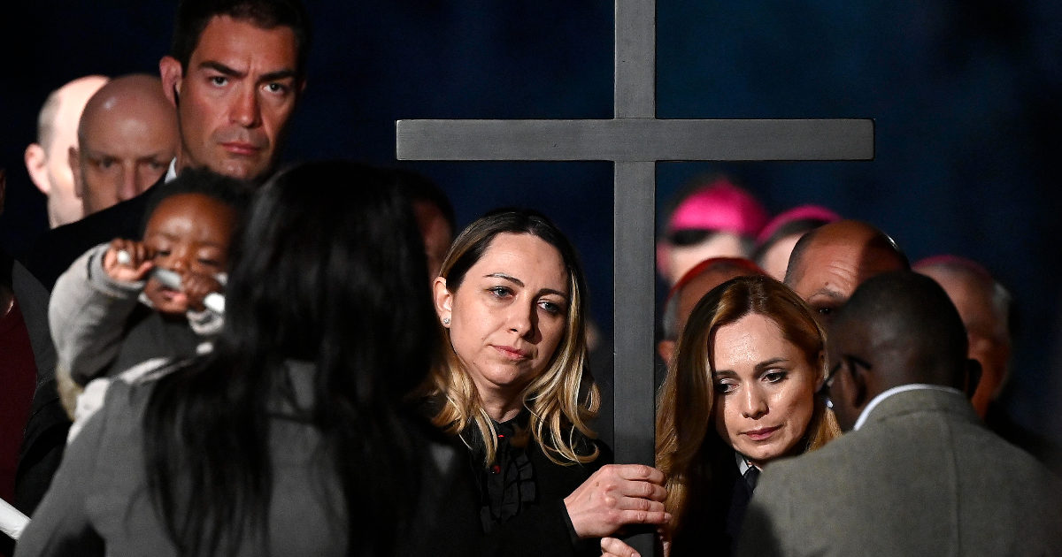 Ucraina, il Papa alla Via Crucis: “Signore, disarma la mano del fratello contro il fratello”. Una donna ucraina e una russa portano la croce