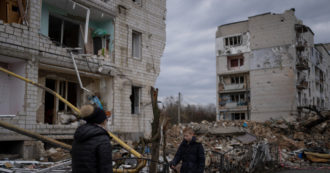Copertina di Kiev: “Nelle zone lasciate dai russi mine tra i mobili e nelle lavatrici”. Human Rights Watch: “Usati ordigni vietati nell’area di Kharkiv”