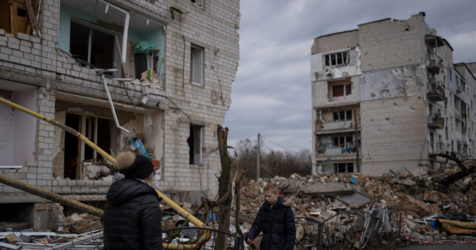 Kiev: “Nelle zone lasciate dai russi mine tra i mobili e nelle lavatrici”. Human Rights Watch: “Usati ordigni vietati nell’area di Kharkiv”