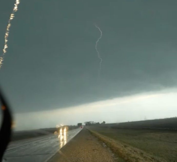 L’auto del cacciatore di tempeste viene colpita da un fulmine: il video è incredibile