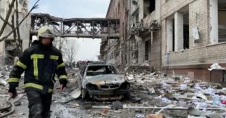 Copertina di Guerra Russia-Ucraina, a Kharkiv dopo i bombardamenti russi: edifici distrutti, macerie e auto bruciate (il video)