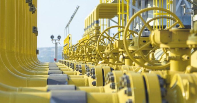 Guerra Russia-Ucraina, Ue: “Gli importatori di gas continuino a pagare in euro o dollari. Ok all’apertura di conti con GazpromBank”