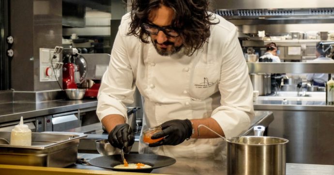 Il cuoco napoletano replica ad Alessandro Borghese: “Vogliamo lavorare ma pagano una misera, 790 euro netti per 30 ore settimanali”