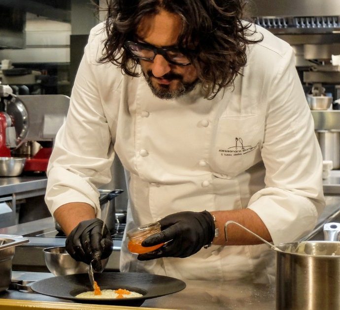 Il cuoco napoletano replica ad Alessandro Borghese: “Vogliamo lavorare ma pagano una misera, 790 euro netti per 30 ore settimanali”