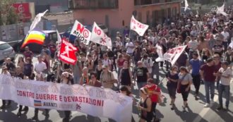 Copertina di No Tav, la manifestazione è anche contro la guerra: “L’invio di armi non serve alla pace, come le grandi opere non servono ai territori”