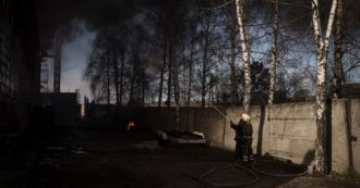 Guerra Russia-Ucraina, il sindaco di Trostianets: “5 bambini uccisi da trappole con ordigni. In città resti di armi chimiche”