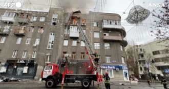 Copertina di Guerra Russia Ucraina, a Kharkiv scoppia incendio in edificio bombardato. I pompieri in azione per domare le fiamme