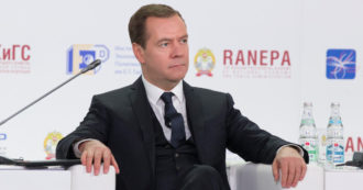 Copertina di Medvedev attacca Draghi, Macron e Scholz: “Mangiatori di rane, salsicce di fegato e spaghetti. Loro viaggio non avvicinerà la pace”