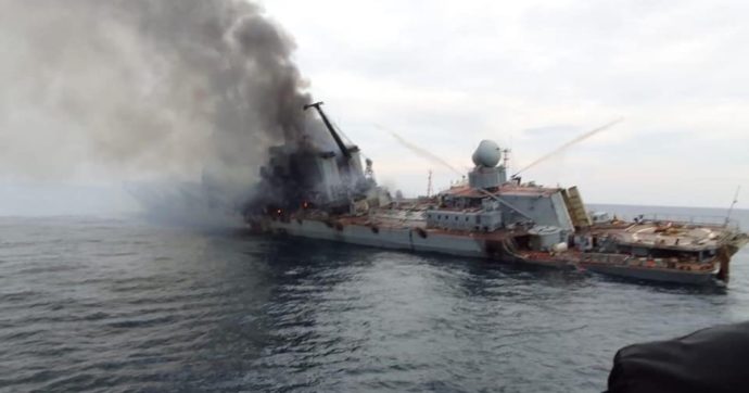 Guerra Russia-Ucraina, “ecco il Moskva in fiamme”: in Rete una foto della nave russa. Il padre di un marinaio: ‘Ditemi dov’è mio figlio’